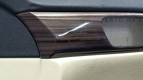 Накладка под дерево на обшивке двери передней правой Honda Accord, без видимых дефектов.
