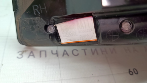 Маркировка и состояние правого бокового зеркала от Kia EV6 2022-2026 без значительных повреждений.