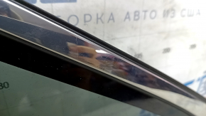 Деталь с близкого расстояния — видны потертости на хроме боковой форточки Toyota Venza.