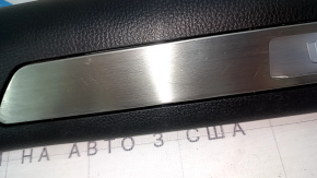 Накладка порога з підсвічуванням передня права Toyota Venza 21-24 чорна, подряпини
