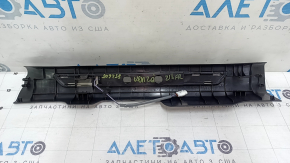 Накладка порога з підсвічуванням передня права Toyota Venza 21-24 чорна, подряпини