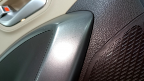 Износ на пластиковой отделке верхней части обшивки двери Hyundai Santa Fe.