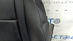 Боковой вид на обшивку пассажирского сидения Mercedes, видно повреждение на участке.