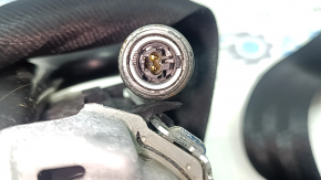 Крупный план разъема с питания для пассажирского ремня безопасности для Volkswagen Tiguan 2018-2024.