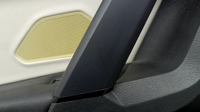 Вид крепления акустической решетки на обшивке дверей для VW Tiguan.