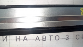 Накладка порога зовнішня передня права Audi A4 B9 17-25 S-Line з підсвічуванням, подряпини, порваний шлейф підсвічування