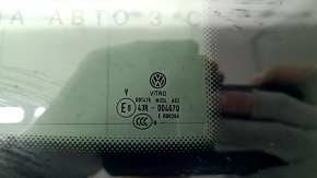 Спереди вид на заднюю правую форточку Volkswagen Tiguan 2018-2024 с оригинальной маркировкой.