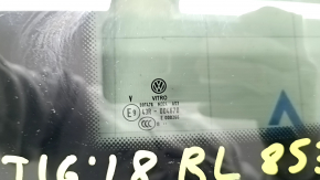 Отображение маркировки на задней левой форточке Volkswagen Tiguan, видно обозначение модели.