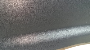 Близкий план царапины на боковой накладке центральной консоли Toyota Venza 21-24.