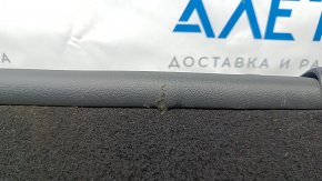 Детальный план повреждения на кожаном покрытии спинки сидения Volkswagen ID.4, царапина на верхней части.