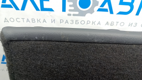 Другой ракурс повреждений кожи на спинке заднего сидения для Volkswagen ID.4 2021, с заметными следами использования.