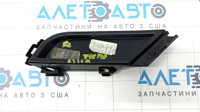 Левая заглушка нижней решетки VW Tiguan 18-21, черный глянец с дефектом.