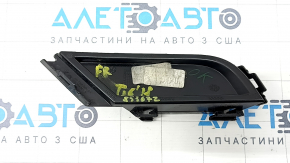 Задний вид заглушки нижней решетки переднего бампера правой для Volkswager Tiguan, имеется оригинальная маркировка и размеры.