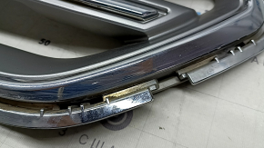 Решетка радиатора grill Ford Escape MK3 17-19 рест, серая, с хромом, с эмблемой, песок, царапины на эмблеме, напыление краски, сломаны направляющие