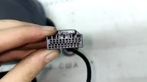 Крупный план разъема для подключения бокового зеркала Volvo XC90 16-23.