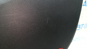 Близкий план на кожу подлокотника обшивки двери Hyundai Tucson, видно мелкие царапины.