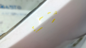 Крупный план повреждений на переднем бампере Ford Escape, царапины и следы доработок.