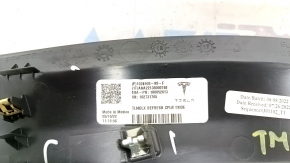 Крупный план оригинального номера на накладке для Tesla Model X 2022-2026, детали и маркировки.