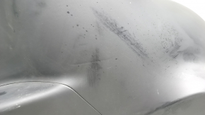 Следы износа на накладке задней стойки Tesla Model X, видимые царапины и потертости.