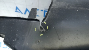 Ближайший план повреждения на защите бампера Toyota Prius 2016-2022, виден надорванный край.