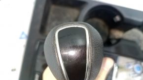 Ручка переключения передач для Hyundai Tucson, видны царапины и потертости.