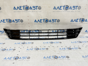 Центральная решетка переднего бампера VW Passat b8 16-19 USA R-Line, без хрома