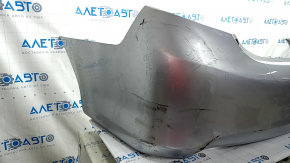 Боковой вид на задний бампер Toyota Camry V50 2012-2014 с глубокими царапинами и потертостями.