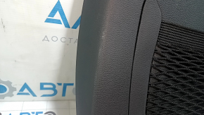 Крупный план поврежденной области на накладке водительского сидения Hyundai Tucson.