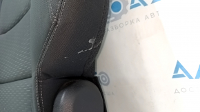 Дефект на сиденье Hyundai Tucson 2016-2021, вид сзади, имеется небольшая потертость на обивке.