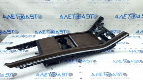 Вид на накладку центральной консоли Tesla Model X 2022-2026 с небольшими царапинами.