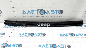 Накладка дверей багажника центральна Jeep Grand Cherokee WL 22-23 PHEV з емблемою, подряпини, зламана напрямна