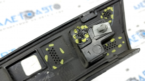 Альтернативный ракурс на элементы крепления накладки арки двери для Jeep Grand Cherokee: детали с износом.