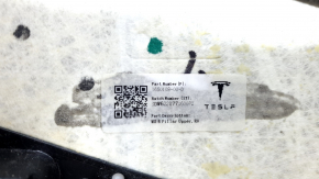 Маркировка детали Tesla на нижней стороне центральной стойки