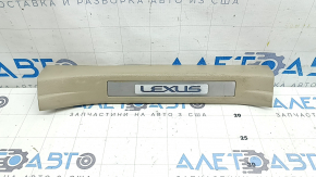Накладка порога с подсветкой задняя правая Lexus RX300 RX330 RX350 RX400h 04-08 беж, хром, с подсветкой, царапины, побелел пластик, вмятина