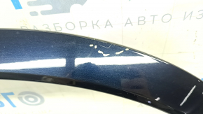 Близкий план царапин на накладке арки крыла BMW X3 F25, потертости на нижней стороне.