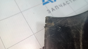 Дефект на краю накладки переднего багажника, видимые признаки износа.