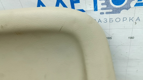 Ближайший план на замятость и следы загрязнения кожи на накладке сидения Lexus RX 2004-2009.