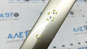 Накладка двери передней правой Lexus RX300 с характерными следами использования.