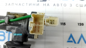 Крупный план разъёма рулевой колонки для Lexus RX 04-09, все контакты целы.
