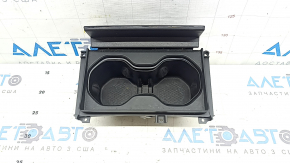 Вид центральной консоли бокса с открытыми подстаканниками для Jeep Grand Cherokee WL 22-23.