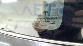 Маркировка на стекле от производителя SAINT-GOBAIN SEKURIT, оригинальная деталь для Tesla Model X