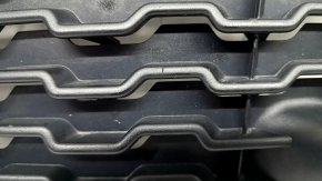 Крупный план нижней решетки бампера для BMW X3 F25, минимальные царапины, оригинал.