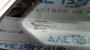 Крупный план маркировки на стекле форточки Jeep Grand Cherokee 2021-2026, подтверждающий оригинальность запчасти.