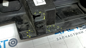 Крупный план на повреждения накладки порога Jeep Grand Cherokee, царапины на поверхности