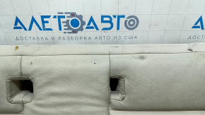 Крупный план повреждений на подушке заднего ряда сидений BMW X3, видны проколы и следы использования.