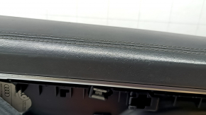 Детали верхней части подлокотника Audi A6, на которых видны легкие повреждения.