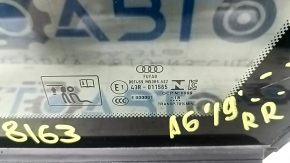 Крупный план маркировки на форточке Audi A6 C8, оригинальная деталь с кодом 858163.
