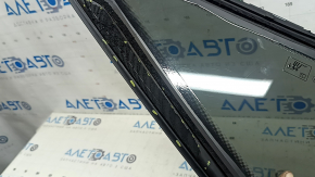 Уплотнитель и края форточки Audi A6, демонстрирует признаки использования и отклеивания.