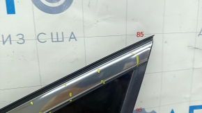 Крупный план форточки задней правой Honda Accord, видно состояния хрома