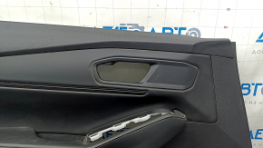 Фрагмент внутренней поверхности обшивки двери передней левой Honda Accord. Царапины заметны.